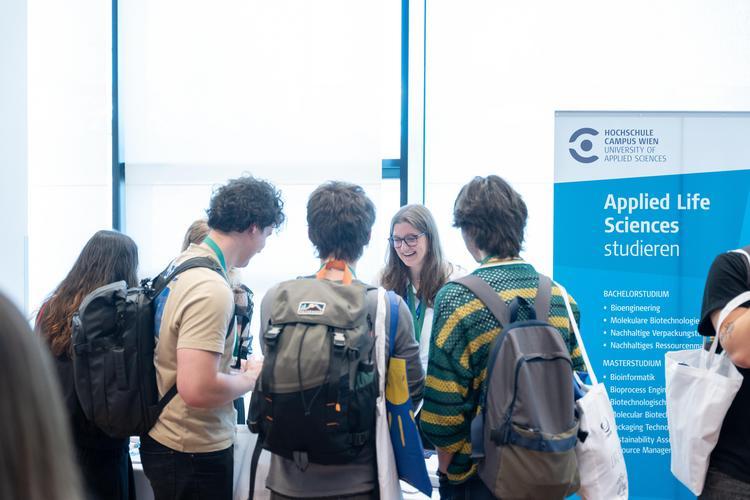 Mehrer Studierende lassen sich über weiterführende Studienprogramme an der HCW beraten