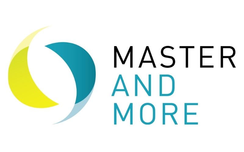 © Master and More Ein Logo, bestehend aus dem Schriftzug Master and More und zwei ovalen Formen, die ineinander greifen