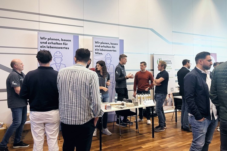 Mehrere Studierende vor einem Ausstellerstand bei der Praktikumsbörse