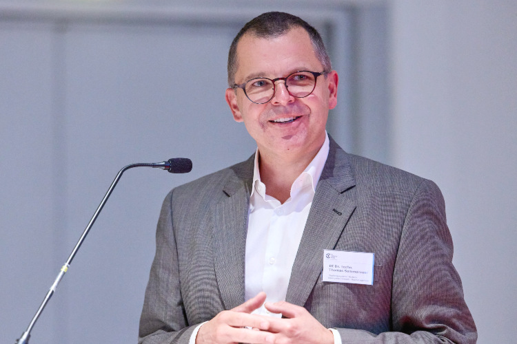 FH-Prof. DI Dr. techn. Thomas Sommerauer vor einem Mikrofon
