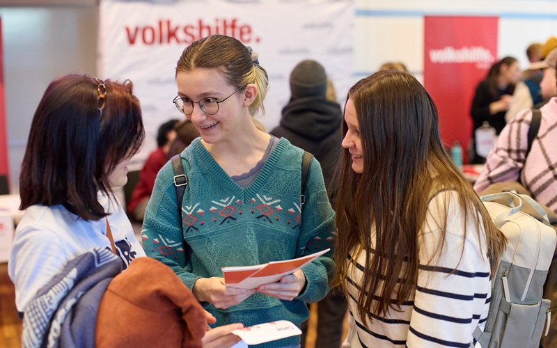 3 Studierende unterhalten sich