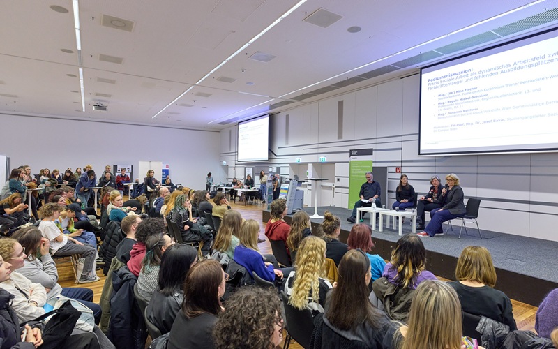 Publikum und Podium mit Vortragenden