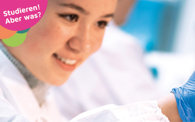 Mädchen beim forschen und Schriftzug: Studieren! Aber was?