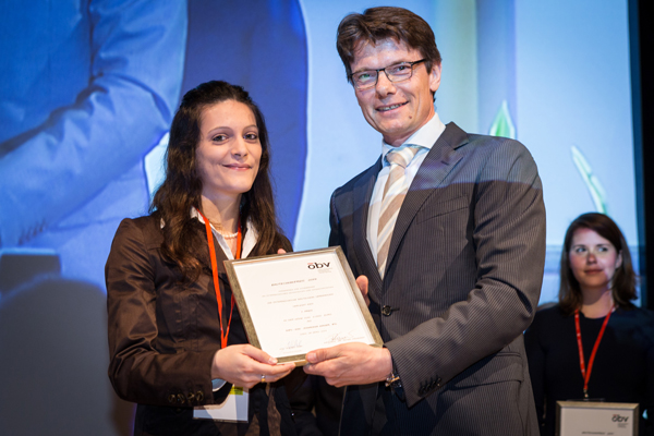 Johanna Hager, Absolventin des Masterstudiums Bautechnische Abwicklung internationaler Großprojekte, wurde für ihre Diplomarbeit mit dem Bautechnologiepreis 2014 der Österreichischen Bautechnik Vereinigung ausgezeichnet.