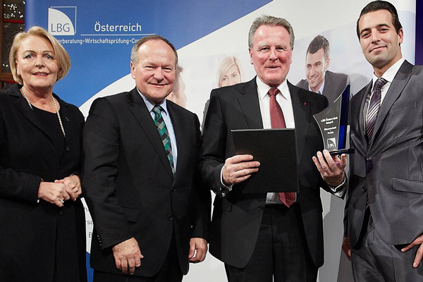 Stefan Mayer, Absolvent des berufsbegleitenden Masterstudiums Tax Management erhielt für seine Masterarbeit den LBG Österreich-Award Wissenschaft und Praxis.