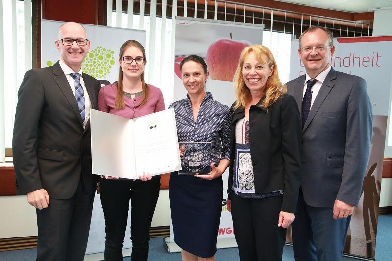 Bei der Verleihung des Gütesiegels: Arnulf Dörfler, Leiter Personal Management, Doris Miklos - mit Urkunde, Susanne Mulzheim -mit dem Gütesiegel, alle drei Hochschule Campus Wien sowie Ingrid Reischl, Obfau der WGKK und Klaus Ropin, Leiter des Fonds Gesundes Österreich