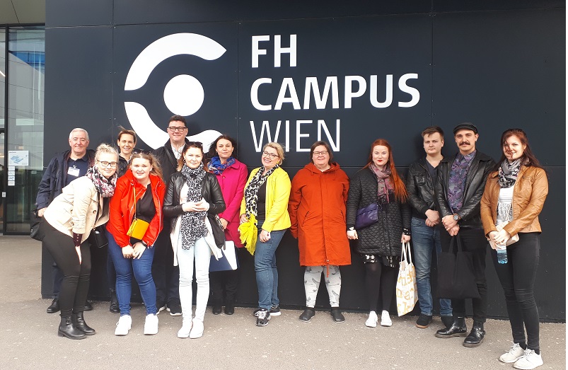 Die Teilnehmenden der 2. Internationalen Woche der angewandten Pflegewissenschaft vor der Hochschule Campus Wien (c) Hochschule Campus Wien/ Sabine Schweiger