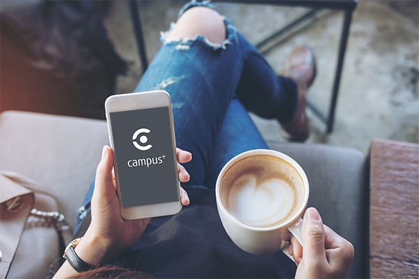 smartphone mit Campus Plus Aufschrift