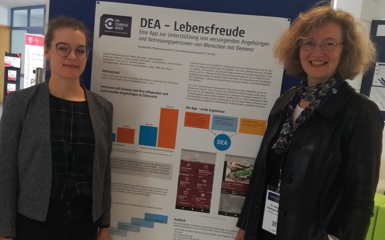 DEA - Lebensfreude Projekt beim Forschungsforum in Wr. Neustadt Frau Lucia Zeuner und Frau Ellisabeth Haslinger-Baumann vor dem DEA _ Lebensfreude-Poster
