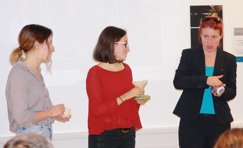 Studierende der Orthoptik und Gebärdensprachdolmetscherin während des Vortrags