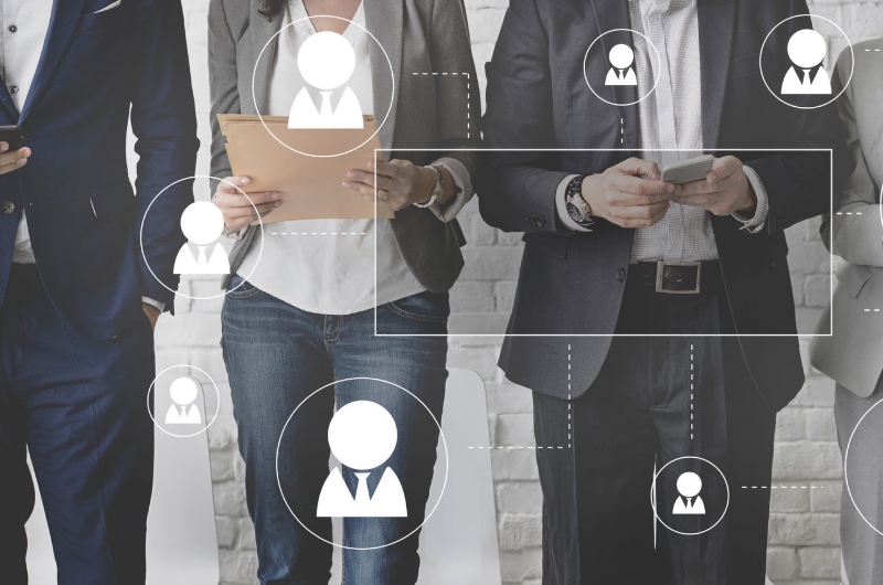 Buchcover: Personen halten Unterlagen und Smartphone in den Händen. Sie sind nur mit dem Körper abgebildet.