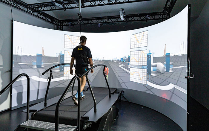 © HCW Person walking on treadmill in front of virtual screen