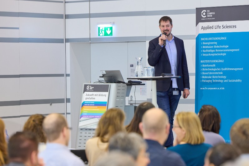 Dr. Bernhard Rainer eröffnet das internationale Symposium zur Sicherheitsbewertung von Verpackungsmaterialien. 