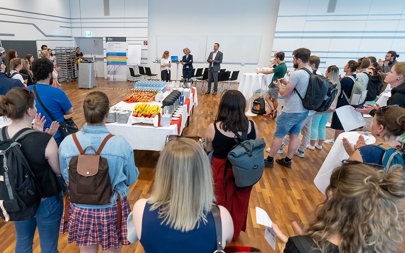 Studierende im Festsaal der Hochschule Campus Wien