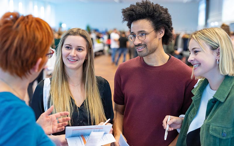 © HCW/Schedl Studierende im Beratungsgespräch