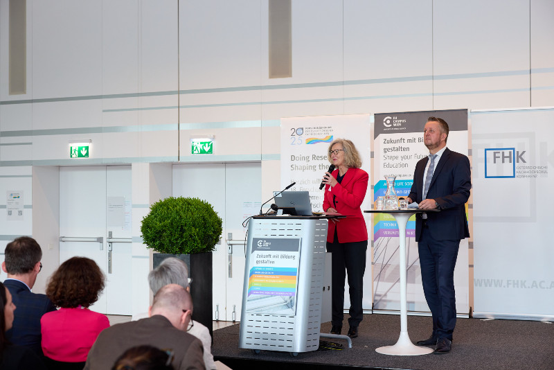 Rektor Heimo Sandtner und Vizerektorin Elisabeth Haslinger-Baumann eröffnen das 18. Forschungsforum der österreichischen Fachhochschulen. 