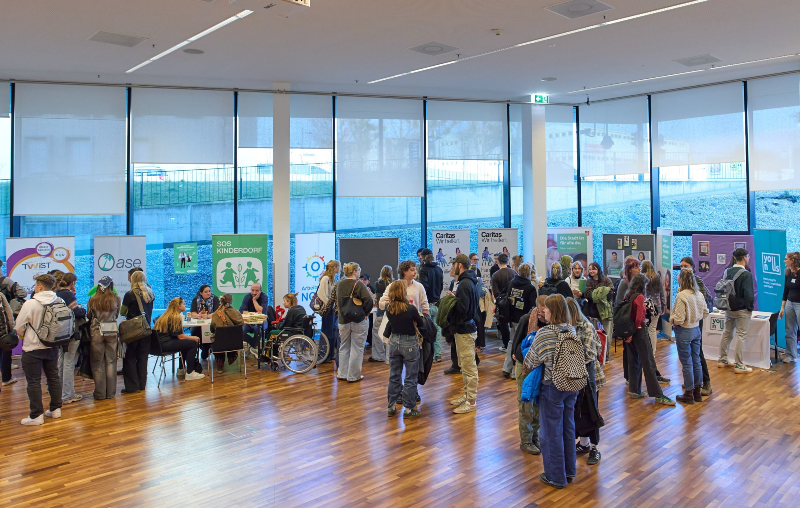 Besucher*innen der Praxisbörse Soziale Arbeit. 