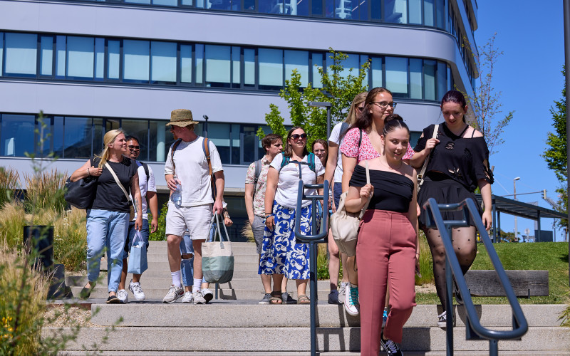 Studierende auf dem Campus der Hochschule Campus Wien. 