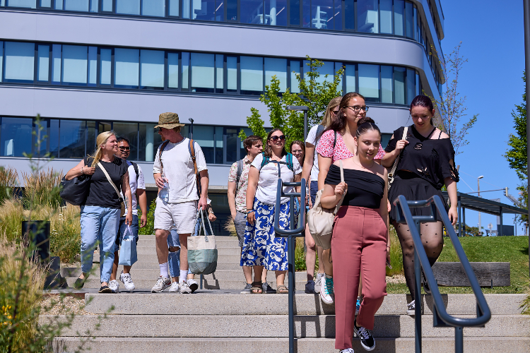 © Hochschule Campus Wien/Schedl Studierende gehen eine Treppe auf dem Campus hinunter.
