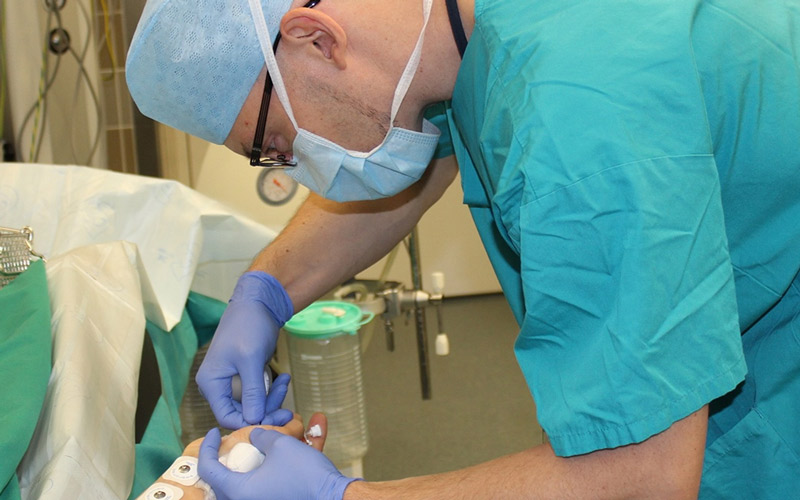 Person ist in Intensivstation im OP-Bereich © AKH Wien / Univ. Kl. f. Neurochirurgie / Intensivstation E11 und OP-Bereiche