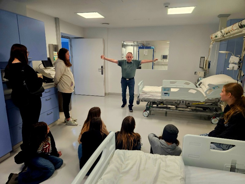 © HCW/Haselhuhn Harald Lepuschitz erklärt den Schülerinnen das OP Innovation Center.