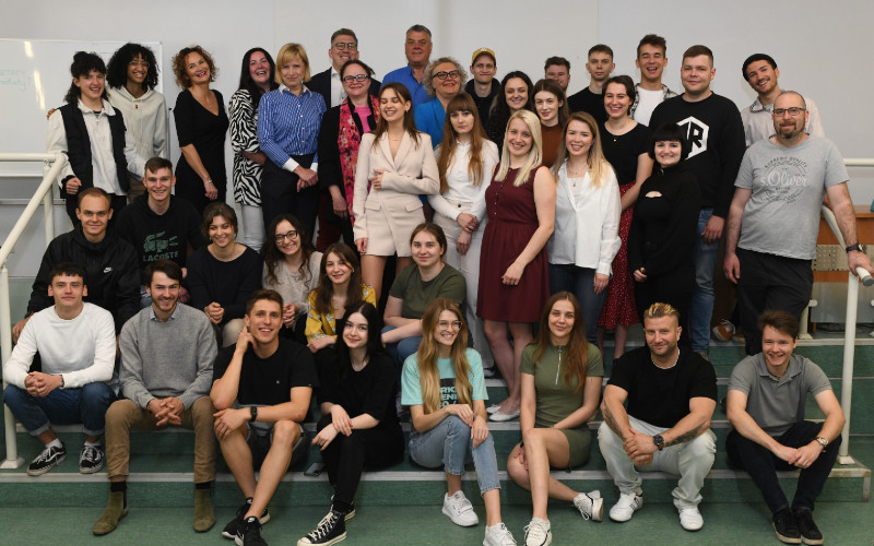 eine Gruppe von Studierenden und Lehrenden