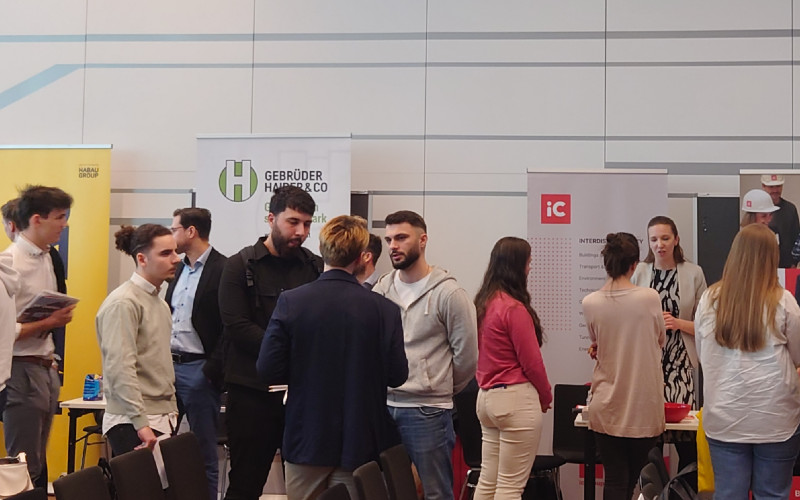 Eine Gruppe von Menschen im Gespräch