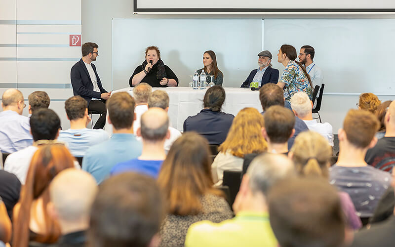 Eine Podiumsdiskussion im Rahmen der IT-S NOW 2023 aus Zuschauer*innenperspektive.