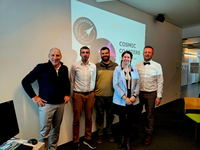 Das Cosmic Coasters Team mit "Austronaut" Franz Viehböck und Rektor Heimo Sandtner.