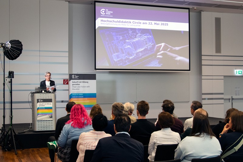 Die Vizerektorin für Lehre und Internationales, Evelyn Süss-Stepancik, eröffnet den HD Circle.