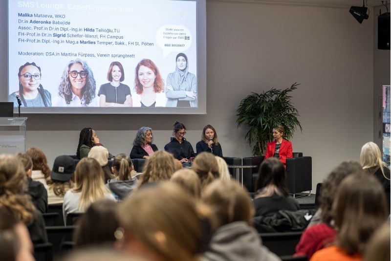 © sprungbrett/Brigitte Gradwohl Sigrid Schefer-Wenzl am Podium von FIT.