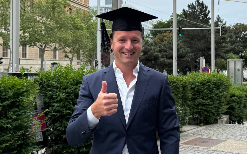 © privat Doktor Victor Klamert vor der TU Wien.