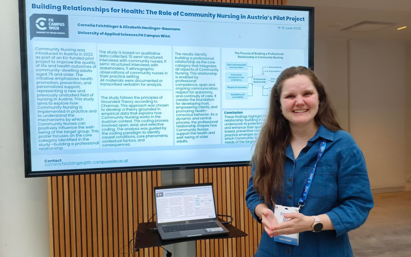 Eine weibliche Person vor einem Bildschirm mit einem E-Poster