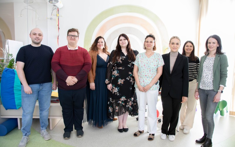 eine Gruppe von Personen im Kinderdomizil FIDOLINA