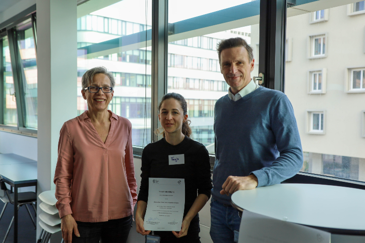© Hochschule Campus Wien Vizerektorin Evelyn Süss-Stepancik und Christopher Hanzl, Leiter des Teaching Support Centers, mit einer Absolventin des KI-MOOCS.