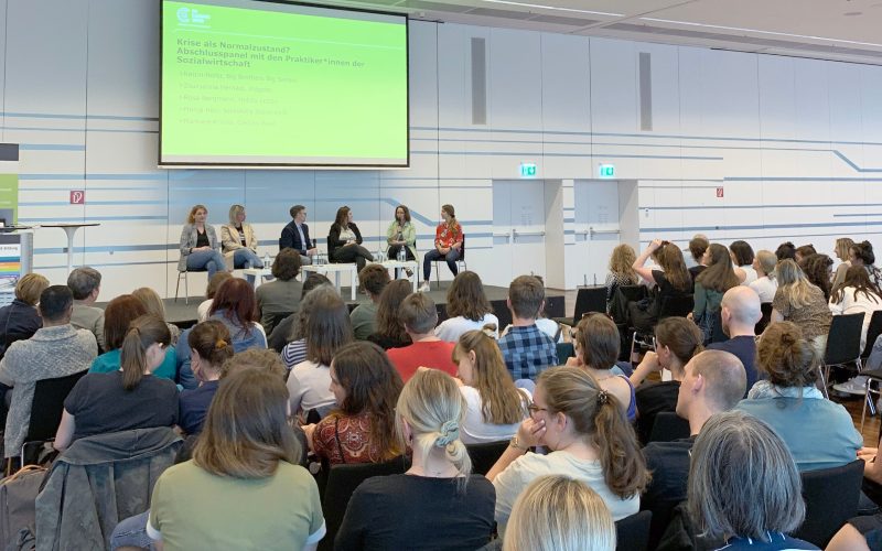 Vortragende am Podium und Publikum der Spring School 2023