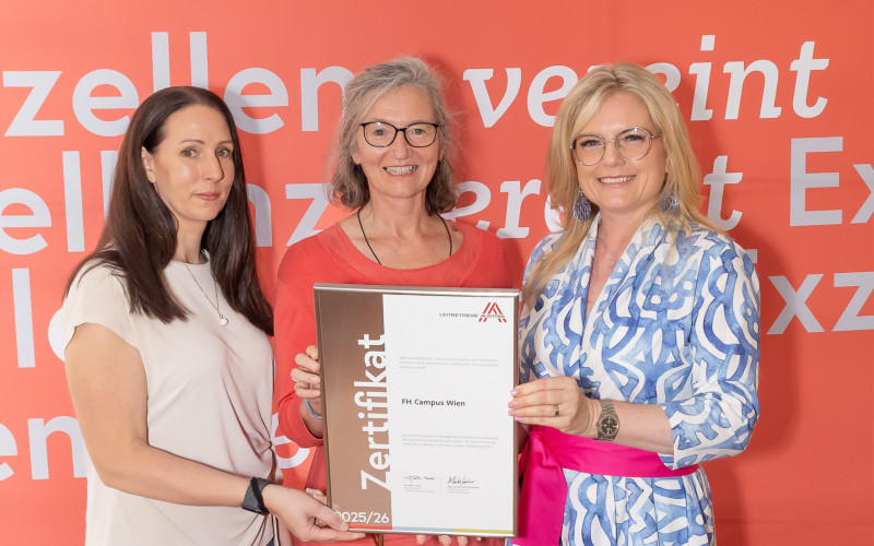 Vizerektorin Elisabeth Haslinger-Baumann (Forschung und Entwicklung) und QM-Leiterin Daniela Janko erhalten die Auszeichnung. 