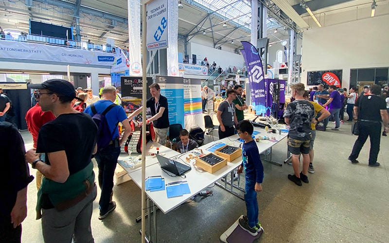 Der Messestand der Hochschule Campus Wien auf der Maker Faire 2023. 