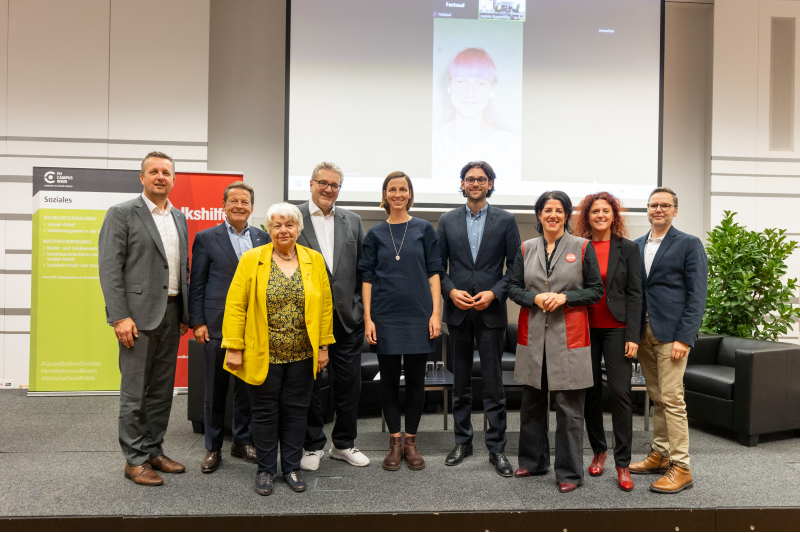Die Preisträger*innen des diesjährigen Erika Stubenvoll-Preises mit dem Rektor und akademischen Leiter der Hochschule Campus Wien, Heimo Sandtner, dem Vorsitzenden der Geschäftsleitung der Hochschule Campus Wien, Wilhelm Behensky, Namensgeberin Erika Stubenvoll, dem amtsführenden Stadtrat für Soziales, Gesundheit und Sport, Peter Hacker, Volkshilfe-Geschäftsführerin Tanja Wehsely, Departmentleiterin Soziales Elisabeth Steiner und Studiengangsleiter Peter Stepanek (v.l.n.r.). 