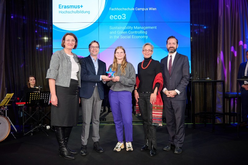 Preisträger Peter Stepanek bei der Verleihung des Erasmus+ und ESK Awards 2024. Von links nach rechts: Margareta Scheuringer, Sektionschefin im Bundesministerium für Bildung, Wissenschaft und Forschung, Preisträger Peter Stepanek, Marianne Skopal, wissenschaftliche Mitarbeiterin (Hochschule Campus Wien), Evelyn Süss-Stepancik, Vizerektorin für Lehre und Internationales (Hochschule Campus Wien) und OeAD-Geschäftsführer Jakob Calice. 