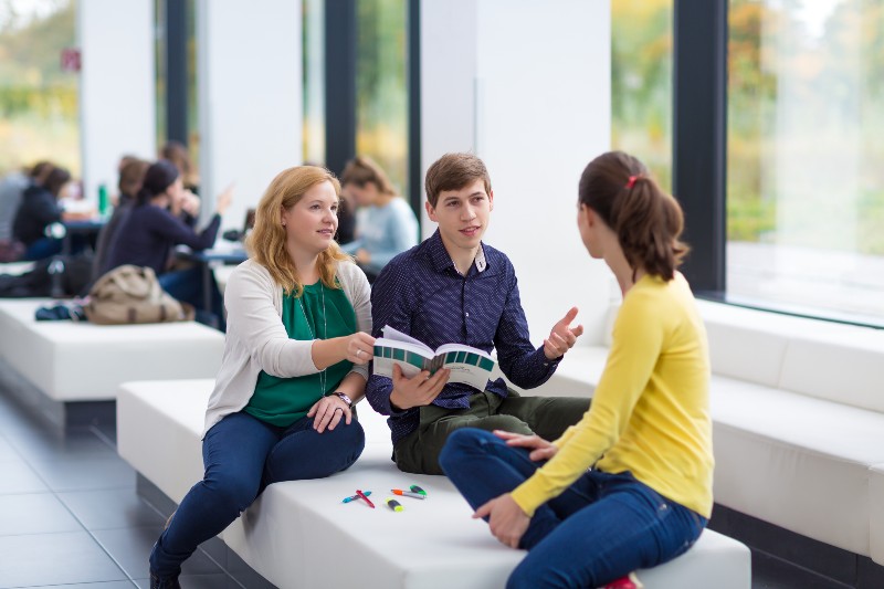 © HCW Eine Gruppe Studierender in der FH.