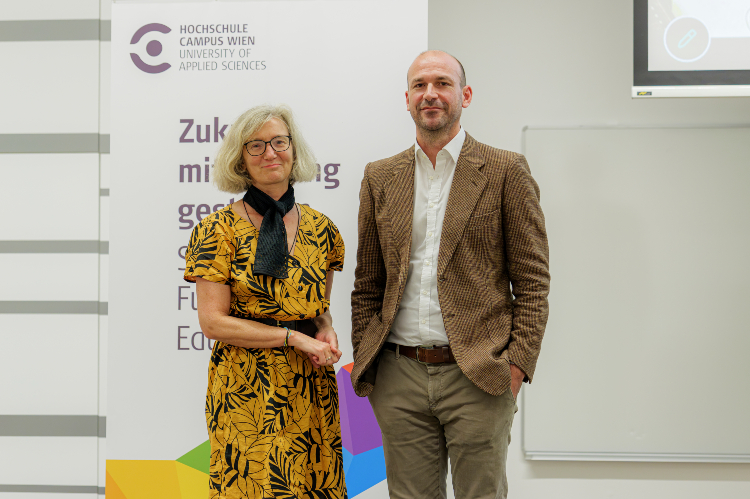 © Hochschule Campus Wien/Schrempf Die Vizerektorin für Forschung und Entwicklung, Elisabeth Haslinger-Baumann, mit Friedensforscher Maximilian Lakitsch.