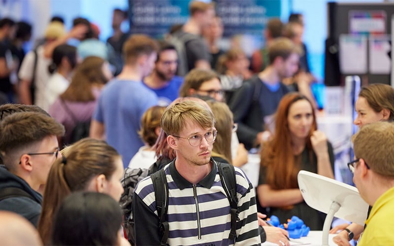 Junge Menschen informieren sich an den Infoständen der Job- und Karrieremesse Technik.