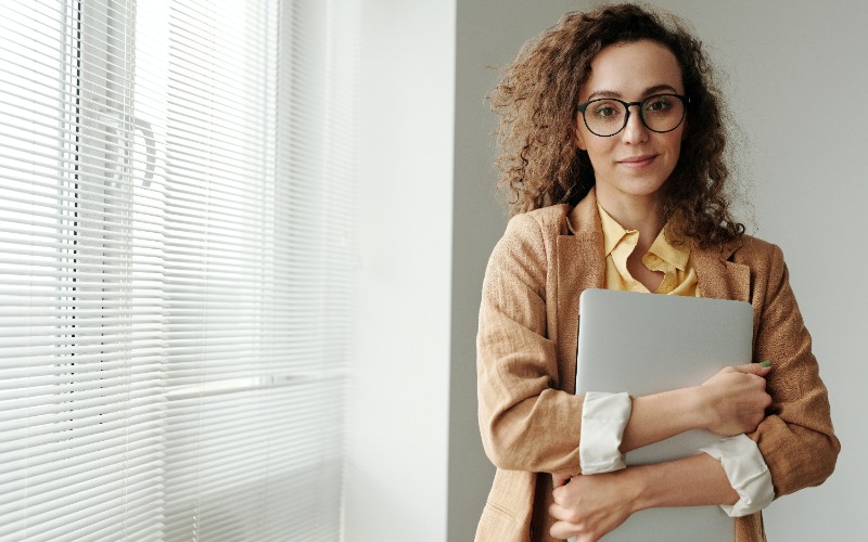 Pexels/Edmond Dantes Frau mit Laptop